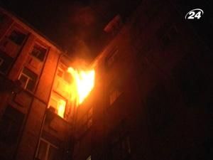 Харків: Пожежа трапилась на останньому поверсі, 35 людей евакуювали Харків: Пожежа трапилась на останньому поверсі, 35 людей евакуювали