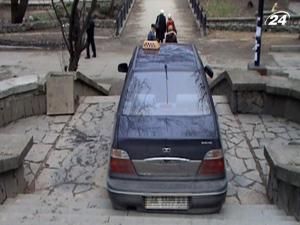 Таксист заїхав на сходи в центрі Сімферополя Таксист заїхав на сходи в центрі Сімферополя