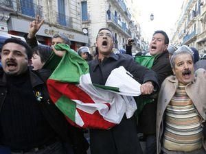 Опозиція починає виходити на вулиці Алжиру Опозиція починає виходити на вулиці Алжиру