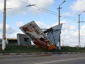 Коломия: пенсіонерку ледь не вбило білбордом Коломия: пенсіонерку ледь не вбило білбордом