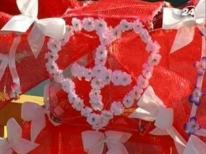 Міст через річку Уж обв’язали "закоханими бантами" Міст через річку Уж обв’язали "закоханими бантами"