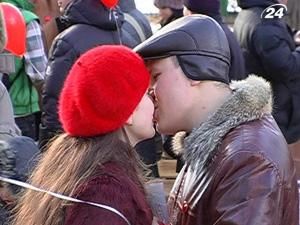 У Івано-Франківську на День закоханих усі – цілувалися У Івано-Франківську на День закоханих усі – цілувалися