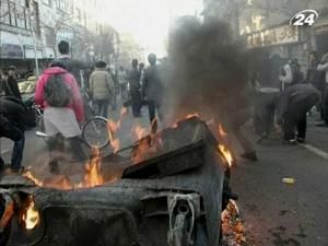 Іран: у сутичках демонстрантів з поліцією загинули люди Іран: у сутичках демонстрантів з поліцією загинули люди