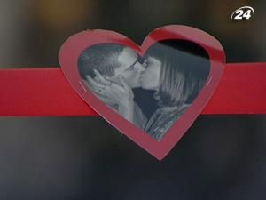 Найдовша стрічка закоханих сердець прикрасила Майдан Незалежності Найдовша стрічка закоханих сердець прикрасила Майдан Незалежності