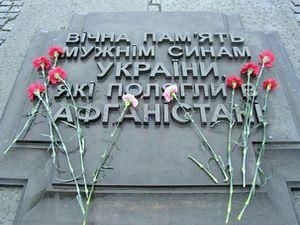 Українські урядовці вшанували пам'ять загиблих воїнів за кордоном