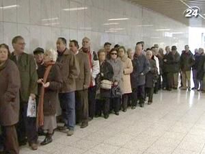 Греки обмінюють старі квитки на нові, дорожчі на 80% Греки обмінюють старі квитки на нові, дорожчі на 80%