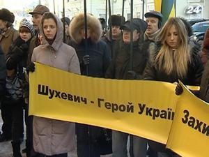 У справі про позбавлення Шухевича звання героя – перерва У справі про позбавлення Шухевича звання героя – перерва