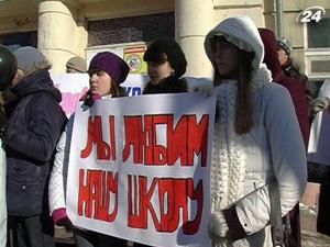 Донецьк: батьки учнів української школи погрожують самоспаленням