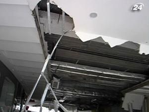 Київ: у торгівельному центрі столиці обвалилась стеля Київ: у торгівельному центрі столиці обвалилась стеля