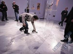 Журналіст, фотографуючи Ганну Герман, перекинув скульптуру імпресіоніста Журналіст, фотографуючи Ганну Герман, перекинув скульптуру імпресіоніста