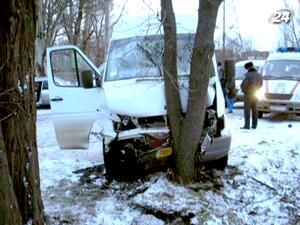 У Кривому Розі маршрутка зіткнулася з легковиком і в’їхала у дерево У Кривому Розі маршрутка зіткнулася з легковиком і в’їхала у дерево