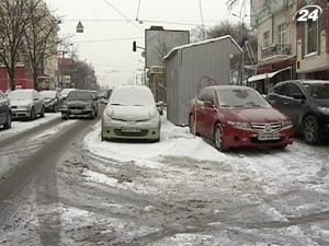 Київські дороги стоять через неприбраний сніг