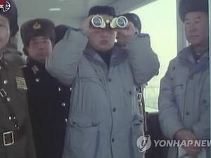 Син Кім Чен Іра зганьбився, спостерігаючи за військовими маневрами через перевернутий бінокль Син Кім Чен Іра зганьбився, спостерігаючи за військовими маневрами через перевернутий бінокль