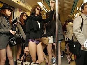 На Тайвані дівчата проїхались в метро без штанів На Тайвані дівчата проїхались в метро без штанів