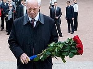 Азаров, Литвин, Попов і Присяжнюк поклали квіти до могили Невідомого солдата Азаров, Литвин, Попов і Присяжнюк поклали квіти до могили Невідомого солдата