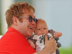 Елтон Джон відпочиває на Гаваях із дитиною Елтон Джон відпочиває на Гаваях із дитиною