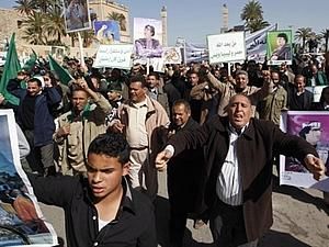 У Тріполі утворились довгі черги по хліб і бензин У Тріполі утворились довгі черги по хліб і бензин