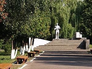 Львівщина: невідомі розмалювали свастикою монумент воїнам Радянської армії Львівщина: невідомі розмалювали свастикою монумент воїнам Радянської армії