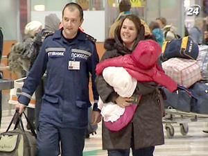 У Києві приземлився літак з першими українцями, які покинули Лівію У Києві приземлився літак з першими українцями, які покинули Лівію