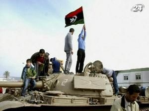 На сході демонстранти святкують перемогу над режимом Каддафі На сході демонстранти святкують перемогу над режимом Каддафі