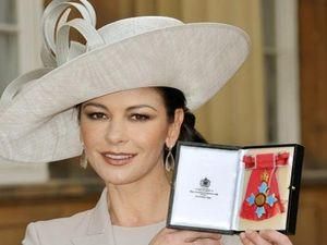 Кетрін Зета-Джонс носить звання Командора Кетрін Зета-Джонс носить звання Командора