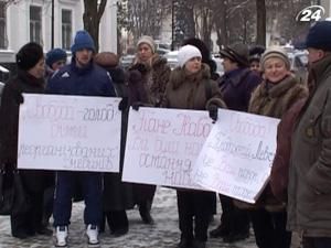 У Тернополі медики та їхні пацієнти вийшли з протестом під міську раду