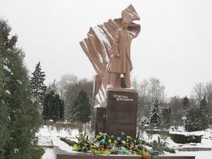 У Тернополі майдан назвали іменем Степана Бандери У Тернополі майдан назвали іменем Степана Бандери