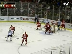 "Детройт Ред Вінгс" знову пропустили 4 шайби "Детройт Ред Вінгс" знову пропустили 4 шайби