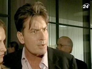 Через Чарлі Шина закрили комедійний серіал "Два з половиною чоловіки" Через Чарлі Шина закрили комедійний серіал "Два з половиною чоловіки"