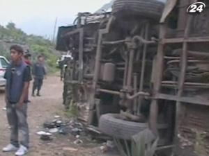 В Перу пасажирський автобус впав у прірву, загинули 19 людей