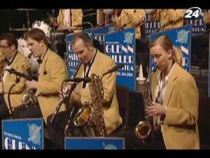 До України приїхав всесвітньо відомий оркестр Гленна Міллера До України приїхав всесвітньо відомий оркестр Гленна Міллера