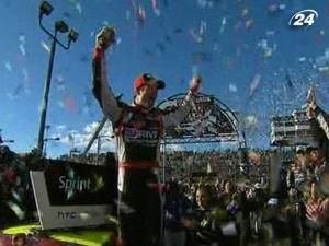 Джеф Ґордон здобув першу перемогу за два роки Джеф Ґордон здобув першу перемогу за два роки