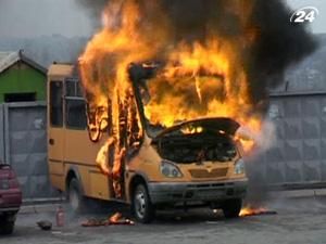 У Сімферополі згоріла маршрутка У Сімферополі згоріла маршрутка