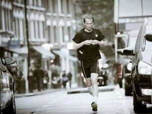 Житель Лондона вирішив зібрати 100 кубиків-Рубиків під час бігу Житель Лондона вирішив зібрати 100 кубиків-Рубиків під час бігу