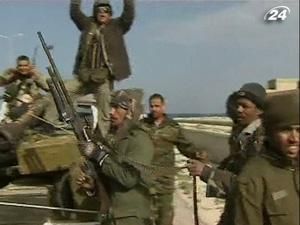 Тривають бої між повстанцями і прихильниками Каддафі