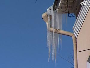 У столиці комунальники ведуть нерівні бої з бурульками У столиці комунальники ведуть нерівні бої з бурульками