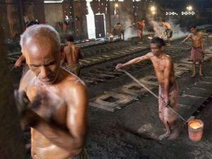 Індія: незадоволені працівники спалили свого начальника Індія: незадоволені працівники спалили свого начальника