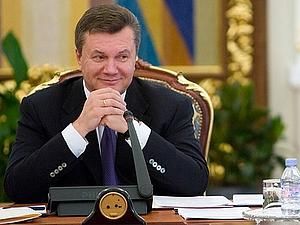 Янукович привітав жінок з 8 березня Янукович привітав жінок з 8 березня