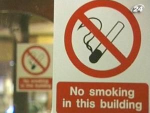 Британський уряд заборонив виставляти у магазинах стенди з сигаретами Британський уряд заборонив виставляти у магазинах стенди з сигаретами