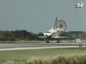 Шатл "Діскавері" з 6 астронавтами на борту успішно приземлився Шатл "Діскавері" з 6 астронавтами на борту успішно приземлився