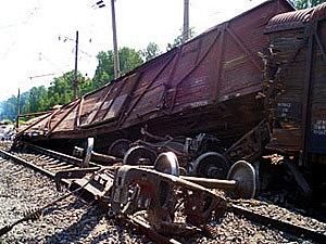 Луганщина: 13 вантажних вагонів зійшли з колії