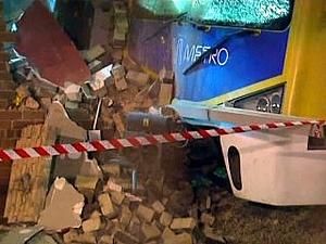 У Мельбурні електричка протаранила банк (ФОТО І ВІДЕО) У Мельбурні електричка протаранила банк (ФОТО І ВІДЕО)