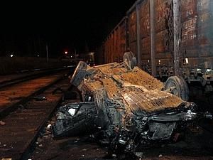 У Керчі автомобіль зніс огорожу на мості і впав на товарняк У Керчі автомобіль зніс огорожу на мості і впав на товарняк