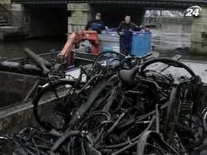 Щороку з каналів Амстердама виловлюють десятки тисяч велосипедів