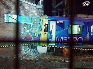 У Мельбурні потяг врізався в банк