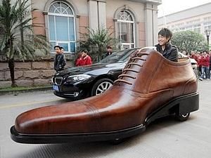 Китайська взуттєва компанія презентувала електромобіль у формі черевика