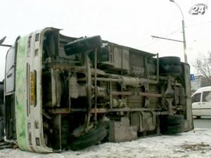 Ожеледиця стала причиною аварії маршрутки в Сімферополі Ожеледиця стала причиною аварії маршрутки в Сімферополі