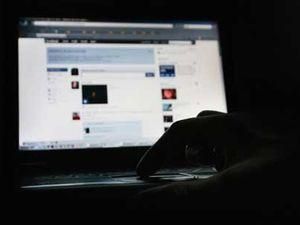 Facebook відслідковуватиме самогубців Facebook відслідковуватиме самогубців