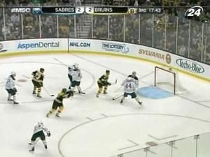 "Баффало" святкує вольову перемогу на льоду "Бостона" "Баффало" святкує вольову перемогу на льоду "Бостона"