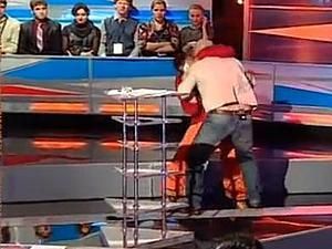 На "Великій політиці" у прямому ефірі побились художник і письменник (ВІДЕО) На "Великій політиці" у прямому ефірі побились художник і письменник (ВІДЕО)